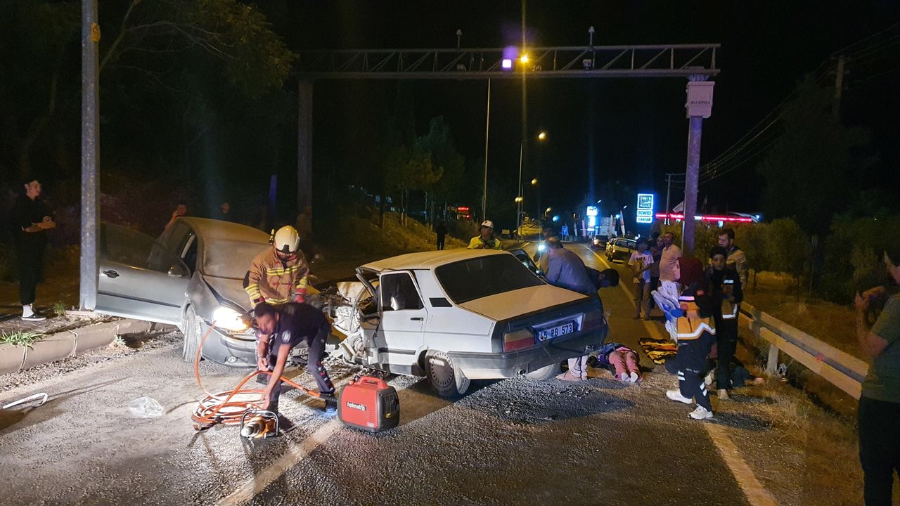 Manisa'da iki otomobil kafa kafaya çarpıştı: 3'ü çocuk 7 yaralı