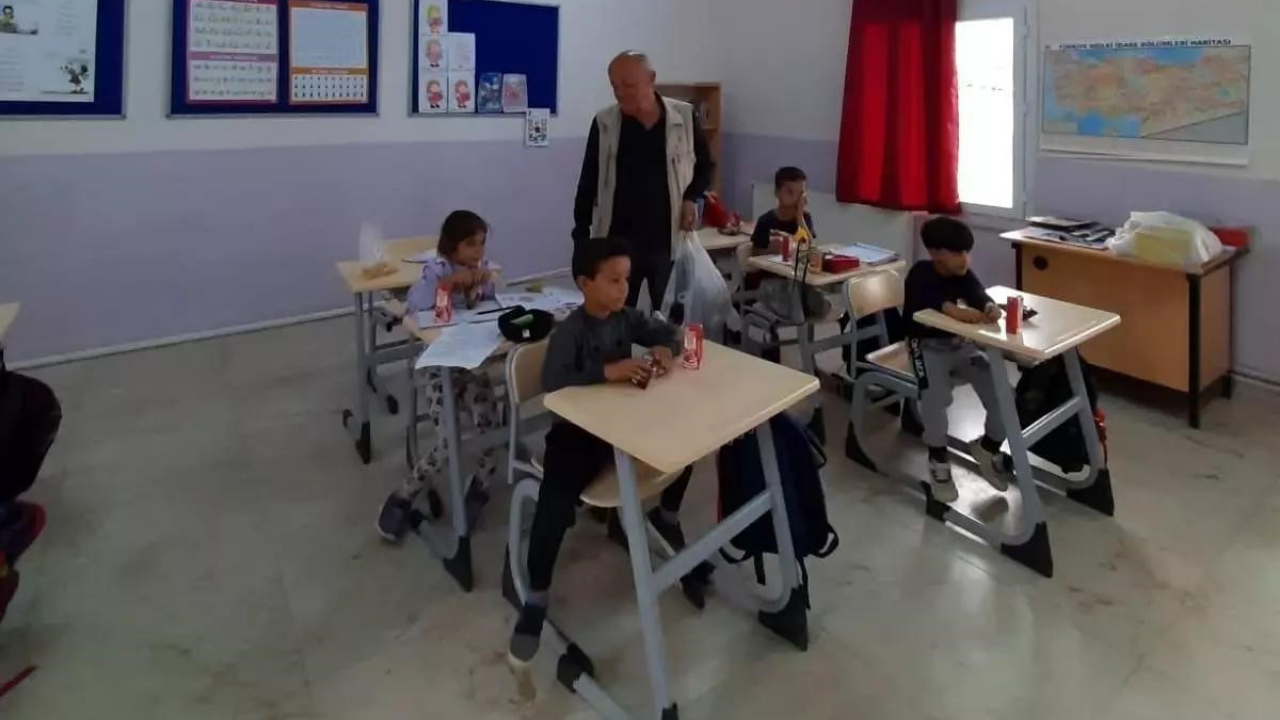 Emekli eczacıdan köy okuluna büyük destek