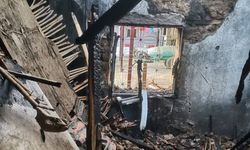 Manisa'da tek katlı ev yangında küle döndü