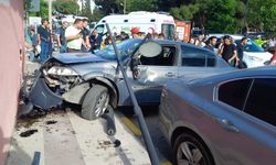 Manisa'da kaldırıma çıkan otomobil dehşet saçtı