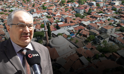 Akhisar Ulu Camii haziresindeki taşlara kazınan hayat hikayeleri ziyaretçileri büyülüyor