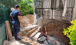 Apartmandaki izolasyon çalışmaları sırasında toprak zeminin kazılması sonucu işçinin üzerine balkon çöktü