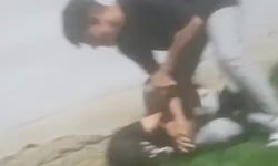 Yere düşen çocuğun yüzüne yumruk attı, arkadaşları o anları videoya çekti