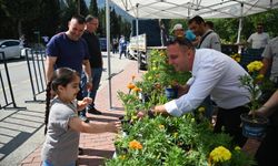 Manisa'da vatandaşlara çiçek dağıtıldı