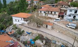 Kayanın üstüne kurulan cami asırlara meydan okuyor