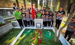 Şampiyon Hentbolcular, Kupayla Merhum Zeyrek’in kabrini ziyaret etti