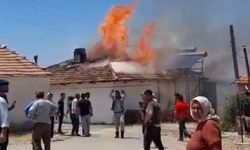 Manisa'da facia yaşandı... Yemek yaparken evi yandı!