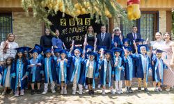 Minik öğrencilerin mezuniyet heyecanı