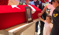Minik Deniz’in gözleri yürekleri yaktı: Şehit babasına son bakış