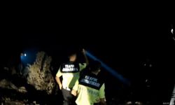 Ormanı yakmaya çalıştığı öne sürülen kişi böyle fark edildi, gönüllüler kask kamerası ile o anları kaydetti