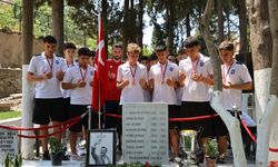 Yunusemre'nin U17'leri Türkiye şampiyonluğunu Ferdi Zeyrek'e armağan etti