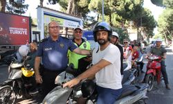 Manisa'da motosiklet sürücülerine ücretsiz kask dağıtıldı