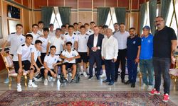 Başkan Balaban Yunusemre Belediyespor U17 futbol takımı'nı kutladı
