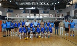 Minik voleybolcular başarı belgelerini Başkan Akın'dan aldı