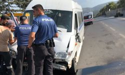Manisa’da işçi servisi ağaca çarptı!