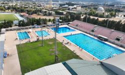 Manisalılar serinlemek için Atatürk Olimpik Spor kompleksi havuzuna akın etti