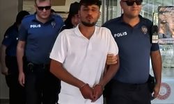 Tutuklanınca gazeteciye öpücük atıp, "Zeki Müren'e selam" dedi