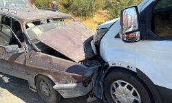 Manisa'da otomobil ile transit çarpıştı!