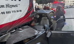 Kontrolden çıkan otomobil park halindeki kamyonete ok gibi saplandı: Ölü ve yaralılar var...
