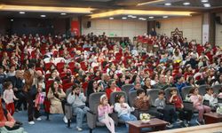 "Bizim Ayşe Abur Cubur Krallığı'nda" çocuklarla buluştu