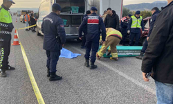 Alaşehir'de park halindeki tıra çarpan  44 yaşındaki sürücü yaşamını yitirdi