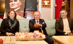 Başkan Balaban'a Yunusemre Belediyespor'dan sürpriz kutlama