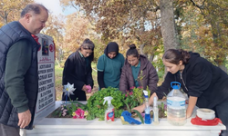 Öğrenciler, şehit öğretmenlerini kabirlerinde andı
