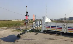 Manisa’da facianın eşiğinden dönüldü: Tren kamyonete çarptı