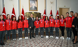 Manisa'nın aerobik cimnastik şampiyonları Vali Özkan'ı ziyaret etti