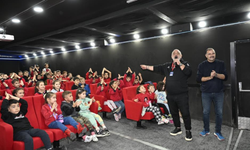Demirci’de gezen sinema tırı çocuklara sinema keyfi yaşattı