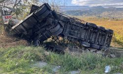 Manisa’da süt tankeri şarampole devrildi