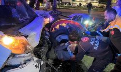 Ters yöne giden traktörle çekici çarpıştı: 4 yaralı