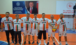 Atatürk İlkokulu öğretmenleri voleybol şampiyonluğunu Gazze’ye armağan etti