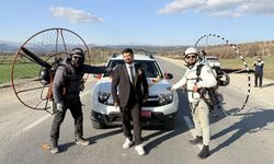 Gördes’te havadan şov: Paramotorlu arkadaşlar gelin arabasını durdurdu