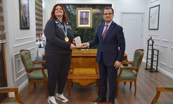 Kaymakam Güldoğan'dan şampiyon judocu Öztürk'e plaket