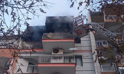 Manisa'da apartman yangını! 2 kişi dumandan etkilendi