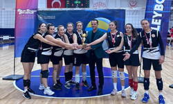Manisa'nın kadın voleybolcuları Türkiye ikincisi oldu