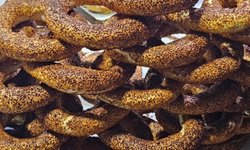Merhum başkanlar için simit fırını ücretsiz simit dağıttı