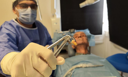 Manisa'da şaşırtan vaka: 83 yaşındaki hastanın ağrı sebebi gömülü 20’lik diş çıktı