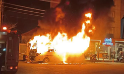 Turgutlu’da park halindeki servis otobüsü alevlere teslim oldu