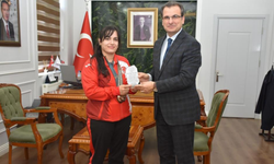 Kaymakam Güldoğan’dan Tokyo derecesine plaket