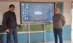 Sarıgöl’de eğitimde dijital dönüşüm: Okullara akıllı tahta kuruldu