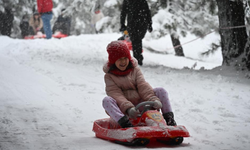Demirci’de kar 30 santimetreyi aştı: Çocuklar kızakla eğlendi