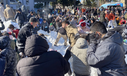 Alaşehir Belediyesi çocukların kar hasretini giderdi: Meydanlara 5 kamyon kar taşındı