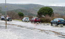 Manisa'da sağanak trafiği felç etti: Cadde ve sokaklar göle döndü