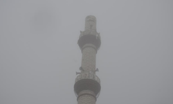 Demirci’de şiddetli fırtına minareyi devirdi