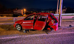 Sarıgöl’de otomobil elektrik direğine çarptı: 2 ölü, 1 ağır yaralı