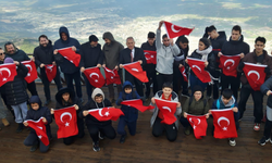 Spil Dağı zirvesinde Türk Bayrağı ile İstiklal Marşı coşkusu