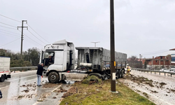 Manisa'daki sağanak kaza getirdi: Tır orta refüje çıktı