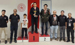 Yunusemre'nin satranççı Enes Kaya'sı Eskişehir’de namağlup şampiyon oldu